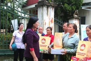 Chủ tịch Ủy ban Mặt trận Tổ quốc Việt Nam thành phố Hà Nội Nguyễn Lan Hương tặng quà và động viên người dân vùng lũ.