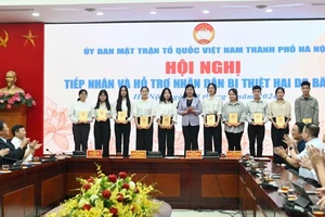 Lãnh đạo Mặt trận Tổ quốc Việt Nam thành phố đã trao hỗ trợ cho sinh viên của các tỉnh phía bắc bị ảnh hưởng bão lũ đang học tập tại Hà Nội.