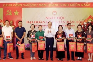 Đồng chí Nguyễn Ngọc Tuấn, Chủ tịch Hội đồng nhân dân thành phố tặng quà gia đình văn hóa tiêu biểu tại Ngày hội Đại đoàn kết của địa bàn dân cư số 17, phường Vĩnh Tuy. (Ảnh: ĐH)