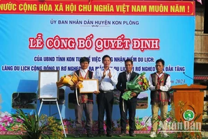 Trao quyết định của UBND tỉnh Kon Tum công nhận điểm du lịch cộng đồng làng Vi Rơ Ngheo.