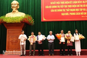 Trao Thư khen của Bí thư Tỉnh ủy Kon Tum cho các cá nhân.