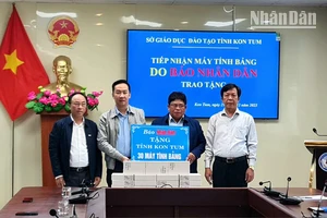 Báo Nhân Dân tặng máy tính bảng cho Sở Giáo dục và Đào tạo tỉnh Kon Tum