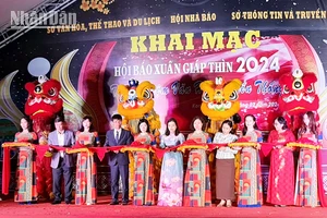 Các đại biểu cắt băng khai mạc Hội báo Xuân Giáp Thìn tỉnh Kon Tum năm 2024.