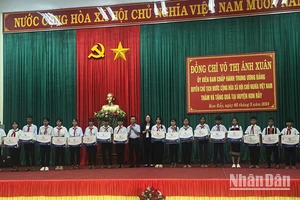 Quyền Chủ tịch nước Võ Thị Ánh Xuân tặng học bổng và quà cho các em có hoàn cảnh đặc biệt khó khăn.