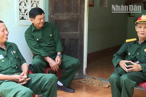 Ông Nguyễn Văn Thanh ôn lại ký ức chiến dịch Điện Biên Phủ cùng các hội viên Hội cựu chiến binh huyện Đăk Hà.