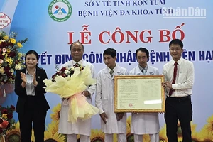 Trao quyết định, tặng hoa chúc mừng Bệnh viện đa khoa tỉnh Kon Tum đạt bệnh viện hạng I.