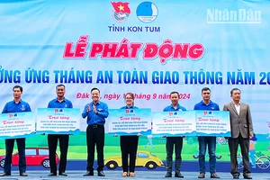 Trao dụng cụ và hỗ trợ kinh phí hoạt động cho 5 Đội thanh niên xung kích tham gia sơ cứu, ứng cứu nhanh tai nạn giao thông trên quốc lộ 14.