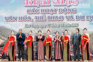 Cắt băng khai mạc chung các hoạt động tại Tuần Văn hóa-Du lịch tỉnh Kon Tum 2024.