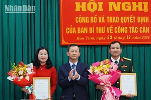 Đồng chí Dương Văn Trang trao Quyết định và tặng hoa 2 đồng chí Trương Thị Linh và Nguyễn Thế Vinh.