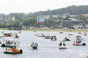 Dịch vụ pedalo trên hồ Xuân Hương, thành phố Đà Lạt thu hút du khách dịp lễ 30/4.