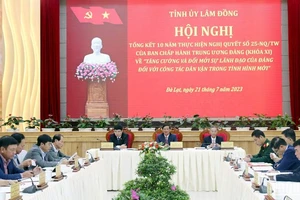 Các đồng chí lãnh đạo tỉnh Lâm Đồng chủ trì hội nghị. 