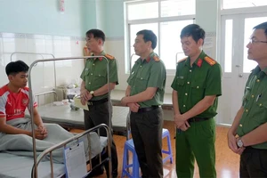 Lãnh đạo Công an tỉnh Lâm Đồng thăm hỏi, động viên Trung úy Nguyễn Minh Tuấn. (Ảnh: Công an tỉnh Lâm Đồng)