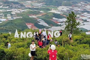 Du khách tham quan khu du lịch Langbiang.