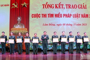 Trung tướng Đỗ Văn Bảnh, Bí thư Đảng ủy, Chính ủy Học viện Lục quân trao giải cho các tập thể, cá nhân.