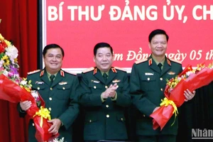 Trung tướng Nguyễn Văn Gấu, Ủy viên Trung ương Đảng, Phó Chủ nhiệm Tổng cục Chính trị chúc mừng Trung tướng Đỗ Văn Bảnh và Thiếu tướng Trần Danh Khải.