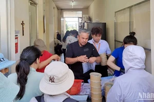 Anh Cao Văn Luận trao những tô phở tặng bệnh nhân tại Bệnh viện đa khoa tỉnh Lâm Đồng.