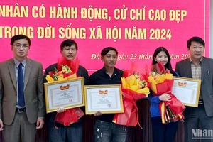 Lãnh đạo thành phố Đà Lạt trao giấy khen tặng Quỳnh Thư và 2 cá nhân có hành động đẹp.