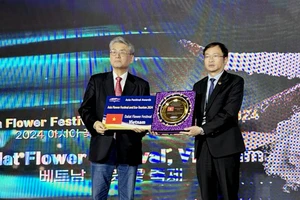 Chủ tịch Ủy ban nhân dân thành phố Đà Lạt Đặng Quang Tú (bên phải), nhận chứng nhận từ IFEA ASIA.