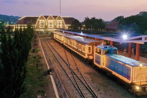 "Hành trình đêm Đà Lạt" bằng xe lửa cổ mang đến trải nghiệm thú vị cho du khách.