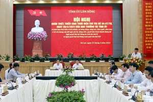 Các đồng chí Thường trực Tỉnh ủy Lâm Đồng chủ trì hội nghị.