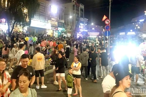 Không khí sôi động tại phố đi bộ trung tâm Hòa Bình, thành phố Đà Lạt trong ngày đầu hoạt động trở lại. 