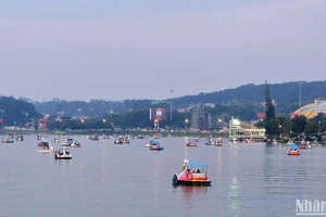 Trên hồ Xuân Hương, thành phố Đà Lạt dịp Lễ 30/4 và 1/5.