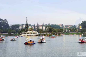 Trên hồ Xuân Hương, trung tâm thành phố Đà Lạt dịp lễ 30/4 và 1/5. 