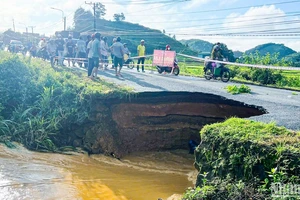 Sạt lở tạo hàm ếch ăn sâu vào mặt đường tỉnh lộ 721 đoạn qua xã Đạ Lây, huyện Đạ Tẻh, tỉnh Lâm Đồng.