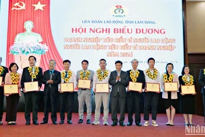 Ban tổ chức biểu dương các "doanh nghiệp tiêu biểu vì người lao động" năm 2024.