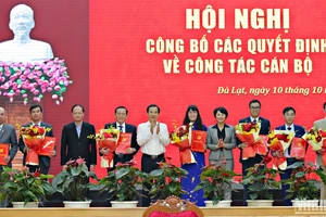 Thường trực Tỉnh ủy Lâm Đồng trao quyết định và tặng hoa 7 cán bộ được điều động, bổ nhiệm. 