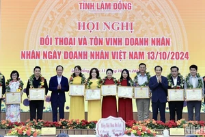 Quyền Bí thư Tỉnh ủy Lâm Đồng Nguyễn Thái Học và Chủ tịch Ủy ban nhân dân tỉnh Trần Hồng Thái tôn vinh các doanh nhân tiêu biểu.