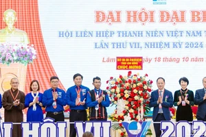 Lãnh đạo tỉnh Lâm Đồng tặng lẵng hoa chúc mừng Đại hội.