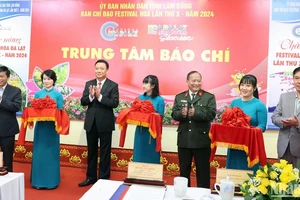 Các đại biểu thực hiện nghi thức khai trương Trung tâm báo chí phục vụ Festival Hoa Đà Lạt lần thứ 10.