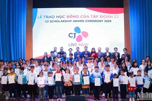 Đại biểu và các học sinh Lâm Đồng tại lễ trao học bổng của Tập đoàn CJ.