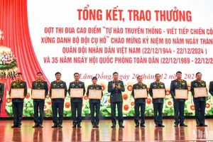 Thiếu tướng Nguyễn Công Sơn, Phó Chính ủy Học viện Lục quân trao giấy khen tặng các tập thể, cá nhân đạt thành tích trong đợt thi đua cao điểm.