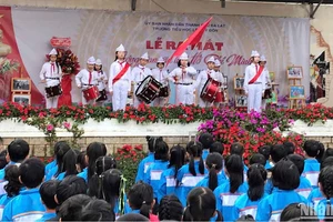 Thực hiện nghi thức ra mắt “Không gian văn hóa Hồ Chí Minh” tại Trường tiểu học Lê Quý Đôn, thành phố Đà Lạt.