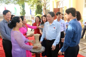 Phó Chủ tịch Quốc hội Nguyễn Đức Hải tham quan Trung tâm Trưng bày Văn hóa Chăm Bình Thuận. 