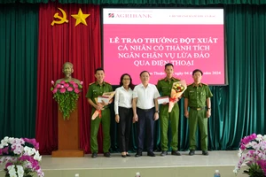 Ngân hàng Agribank tỉnh Bình Thuận khen thưởng công an thị trấn Ma Lâm