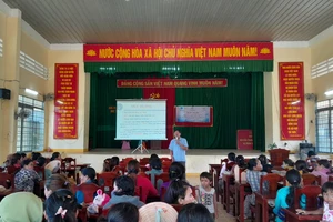 Bảo hiểm xã hội huyện Bắc Bình tuyên truyền cho người dân tộc thiểu số.