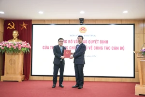 Bộ trưởng Công thương Nguyễn Hồng Diên trao quyết định bổ nhiệm cho tân Thứ trưởng Công thương Trương Thanh Hoài.