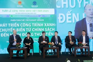 Các đại biểu tham dự Phiên toàn thể Tuần lễ Công trình Xanh Việt Nam 2024.