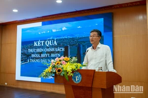 Phó Giám đốc Bảo hiểm xã hội thành phố Đà Nẵng phát biểu.