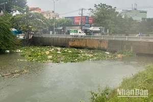 Hiện trạng cống cầu Đa Cô lúc 8 giờ 30 phút sáng 18/9 được phóng viên ghi nhận.