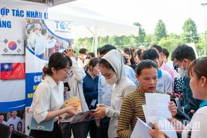 Hàng trăm người lao động, quân nhân xuất ngũ tham gia Ngày hội việc làm.