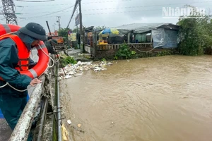 Lực lượng chức năng trục vớt rác thải trên mặt kênh thoát nước.