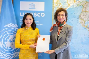 Đại sứ Nguyễn Thị Vân Anh trình Thư Ủy nhiệm lên Tổng Giám đốc UNESCO Audrey Azoulay. 