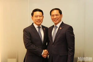 Bộ trưởng Ngoại giao Bùi Thanh Sơn gặp Phó Thủ tướng, Bộ trưởng Ngoại giao Lào Saleumxay Kommasith. (Ảnh: Khải Hoàn)