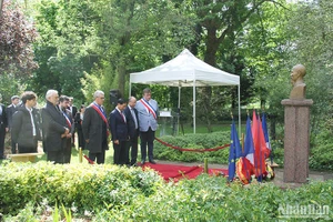 Bộ trưởng Ngoại giao Bùi Thanh Sơn và đại diện chính quyền thành phố Montreuil dâng hoa trước tượng Chủ tịch Hồ Chí Minh. (Ảnh: Khải Hoàn)