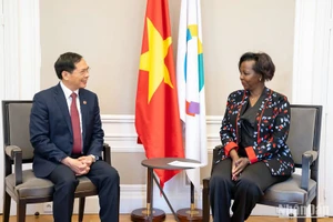 Tổng Thư ký Louise Mushikiwabo chào mừng Bộ trưởng Ngoại giao Bùi Thanh Sơn tới thăm và làm việc tại trụ sở OIF. 