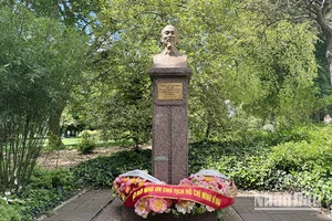 Ngày 18/5, Đại sứ quán Việt Nam tại Cộng hòa Pháp phối hợp Đại sứ quán Việt Nam tại Vương quốc Bỉ trang trọng tổ chức Lễ kỷ niệm 134 năm Ngày sinh Chủ tịch Hồ Chí Minh (19/5/1890-19/5/2024) tại Công viên Montreau, ở thành phố Montreuil, thuộc ngoại ô Paris.